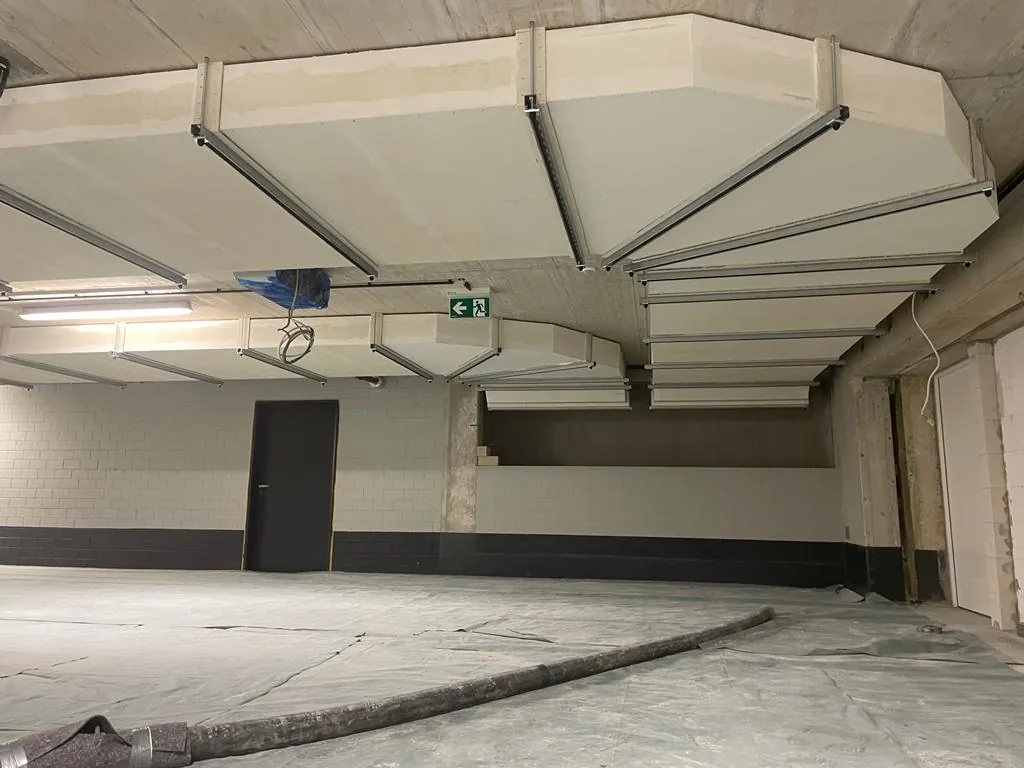 Brandschutzbekleidete Lüftungskanäle in einer Tiefgarage