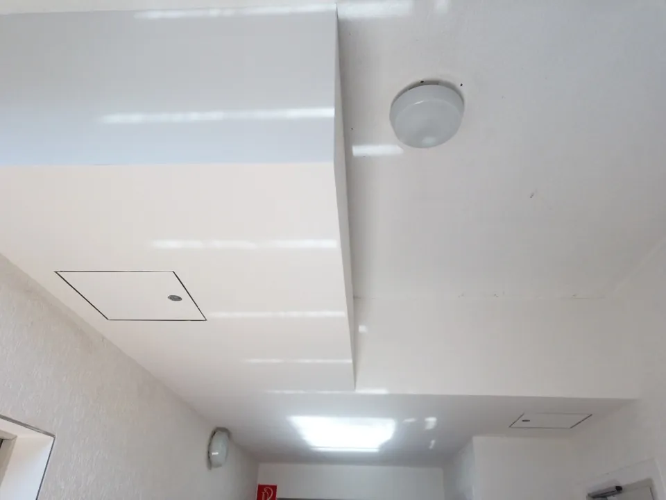 Fertige Brandschutzunterdecke mit Revisionsklappe in einem Flur