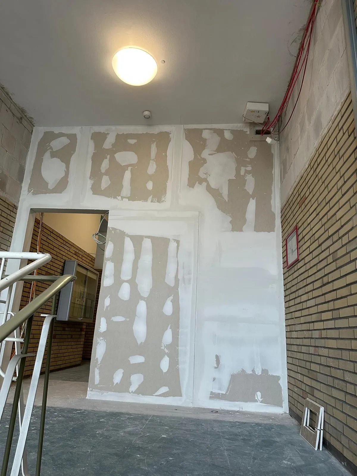 Brandschutzwand im Treppenhaus während der Ausführung